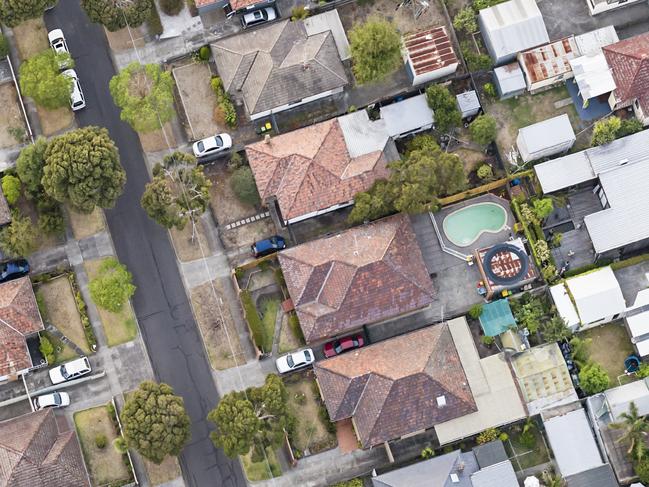 ‘Welcome to Qld’: Chilling find on roof