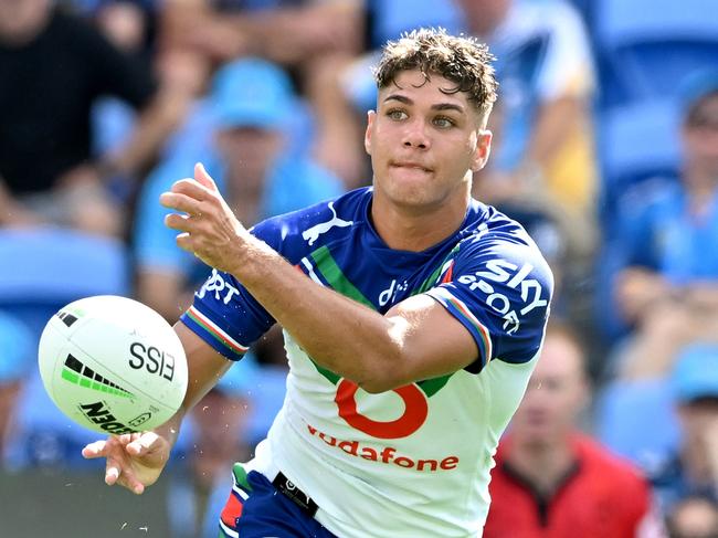 GOLD COAST, AUSTRALIA - MARCH 19: Reece Walsh of the Warriors passes the ball during the round two NRL match between the Gold Coast Titans and the New Zealand Warriors at Cbus Super Stadium, on March 19, 2022, in Gold Coast, Australia. (Photo by Bradley Kanaris/Getty Images)