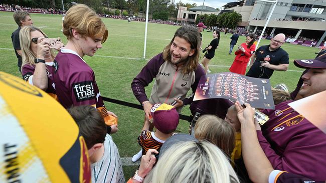 25/9/2023: Patrick Carrigan signs autographs and during selfies the fans during a Broncos fan training session at the Red Hill, Brisbane. pic: Lyndon Mechielsen/Courier Mail