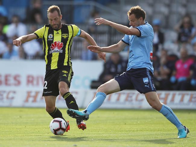 SYDNEY, AUSTRALIA - DECEMBER 08: Andrew Durante of the Phoenix and Alex Wilkinson Sydney FC compete for the ball during the round seven A-League match between Sydney FC and the Wellington Phoenix at WIN Jubilee Stadium on December 8, 2018 in Sydney, Australia. (Photo by Mark Kolbe/Getty Images)