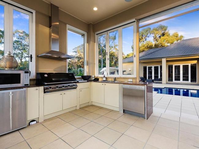 Mick Gatto's former home had an indoor/outdoor kitchen by the pool.