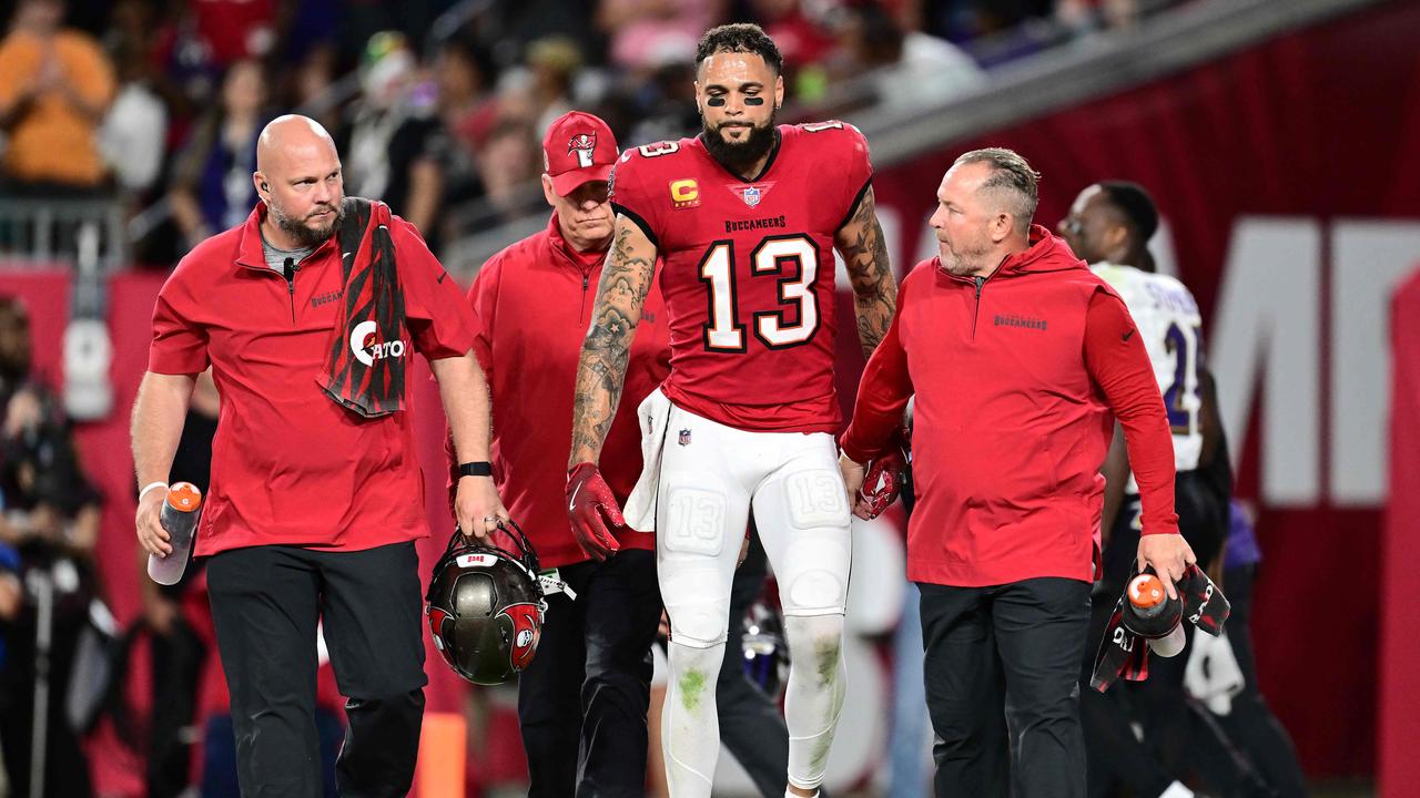 TAMPA, FLORIDA - OCTOBER 21: Mike Evans #13 of the Tampa Bay Buccaneers walks off the field after being injured during the second quarter against the Baltimore Ravens at Raymond James Stadium on October 21, 2024 in Tampa, Florida. Julio Aguilar/Getty Images/AFP (Photo by Julio Aguilar / GETTY IMAGES NORTH AMERICA / Getty Images via AFP)