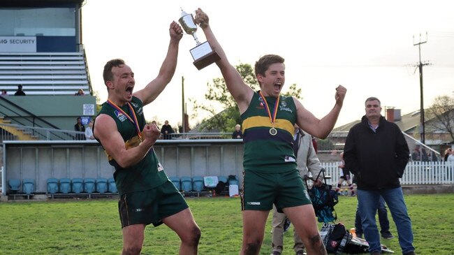 Mark Evans (left) celebrates the Kings' 2022 division four premiership. Picture: Lisa Wright