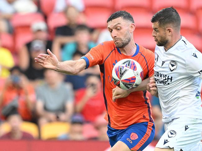 Roar’s Jay O'Shea contests possession with Melbourne Victory’s Brendan Hamill. Picture: Getty Images