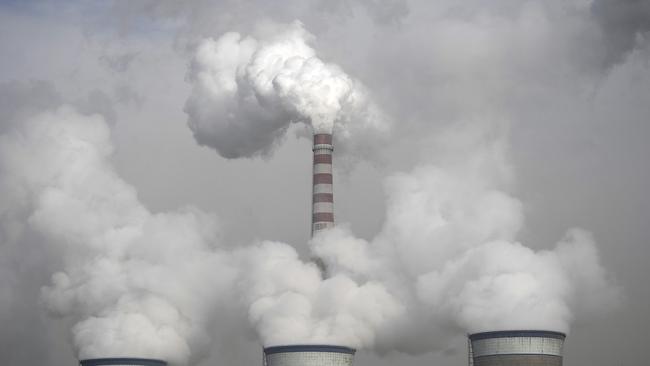 Smoke is seen emitted from chimneys of the cooling towers of a coal-fired power plant in Dadong, Shanxi province, China, 03/12/2009. The United Nation's (UN) environment chief said he is optimistic that the climate change talks beginning in Copenhagen will reach a deal setting firm targets to cut carbon emissions.