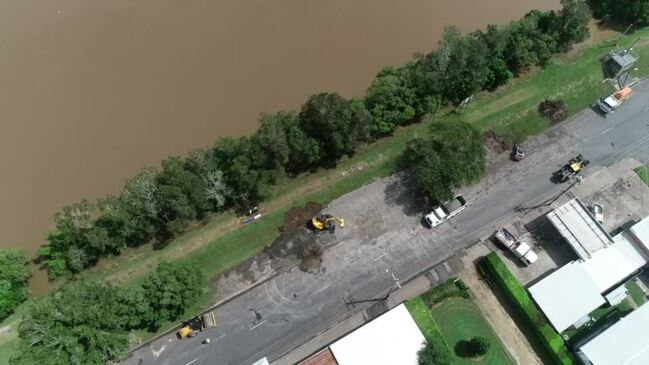 Maclean SES at work to prevent the levee wall from breaking