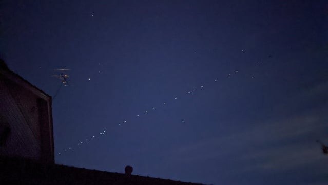 The long line of lights in the sky confused many observers. Picture: U/Rdub001 (Reddit)