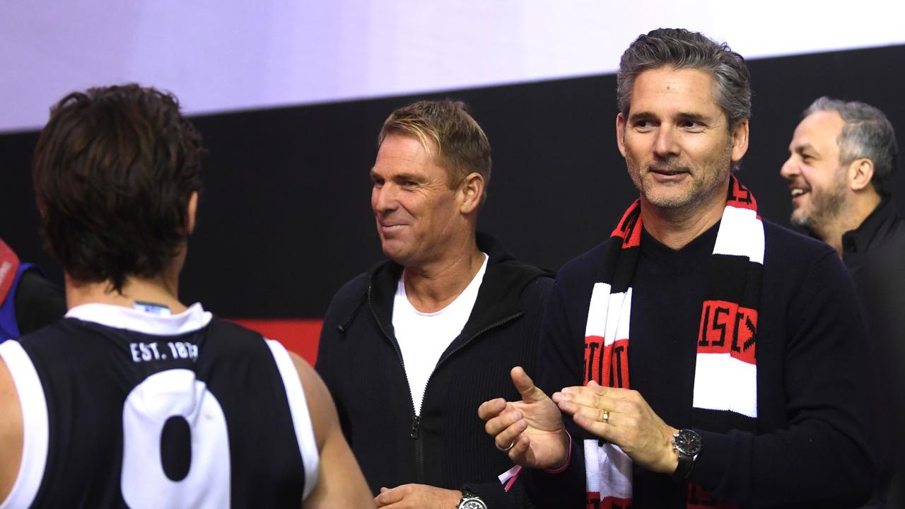 Long-time fans Warne and Eric Bana in the St Kilda rooms in 2019. Picture: Julian Smith