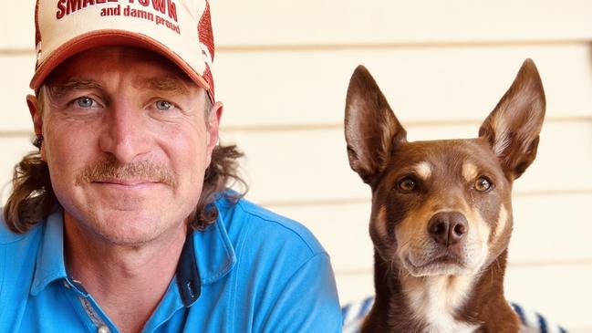 How country musician is capturing outback spirit one town at a time