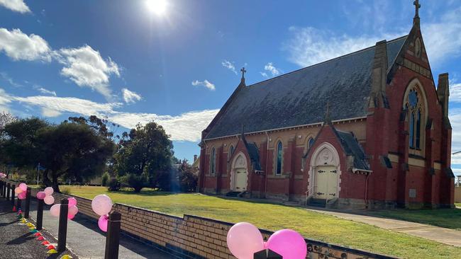 Inglewood volunteers lined the streets of the Central Victorian town with pink balloons and streamers to farewell Lesley Morrison.