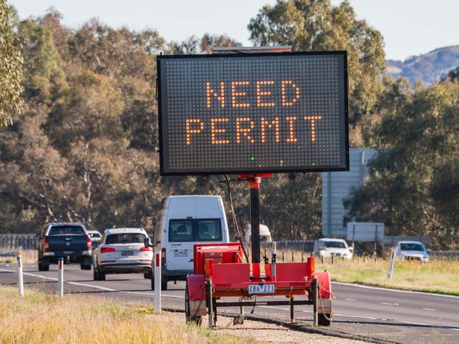 Cars enter Victoria from NSW. Picture: Simon Dallinger