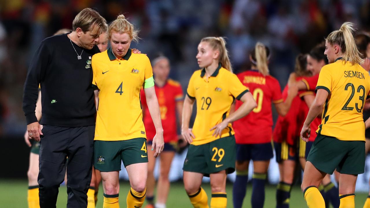 Tony Gustavson consuela a Claire Polkinghorn.  (Foto de Fran Santiago / Getty Images)