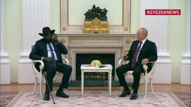 Putin Demonstrates How to Put on Translation Earpiece During Meeting With South Sudan President