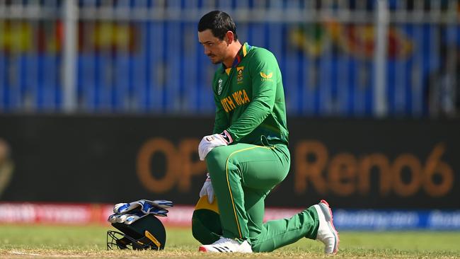 Quinton De Kock of South Africa takes the knee ahead of the T20 World Cup match against Sri Lanka. Picture: Getty Images