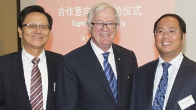 Andrew Robb, centre, with Huang Xiangmo, right. Picture: Yuhu