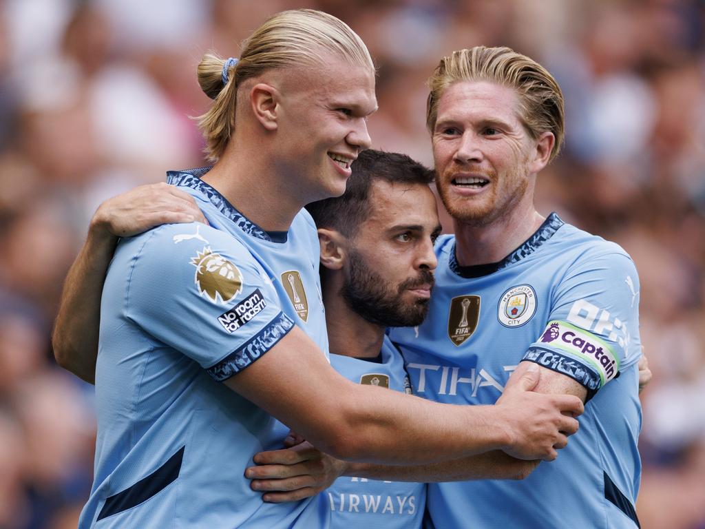 LONDON, ENGLAND - AUGUST 18: Erling Haaland of Manchester City celebrates scoring the opening goal with Kevin De Bruyne and Bernardo Silva during the Premier League match between Chelsea FC and Manchester City FC at Stamford Bridge on August 18, 2024 in London, England. (Photo by Marc Atkins/Getty Images)