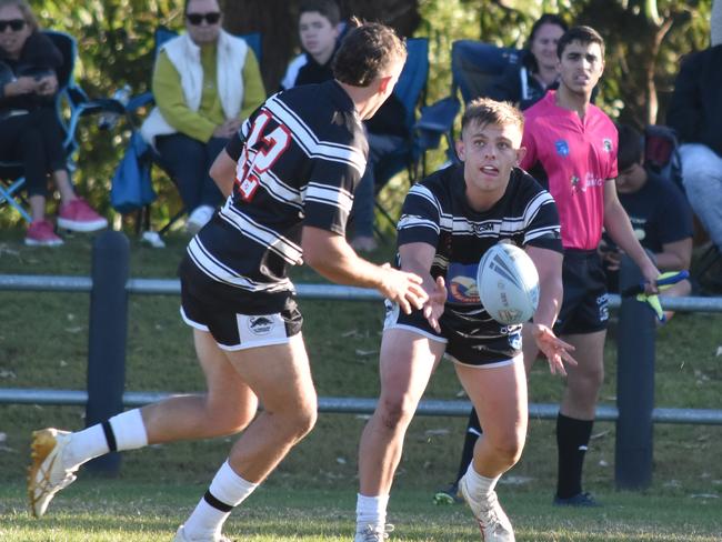 Matthew Newman passes to Che Hyslop. Picture: Sean Teuma/NewsLocal