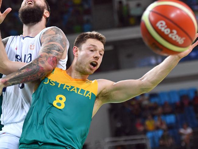 (From L) Australia's centre David Andersen, Serbia's centre Miroslav Raduljica and Australia's guard Matthew Dellavedova fail to catch a rebound during a Men's round Group A basketball match between Serbia and Australia at the Carioca Arena 1 in Rio de Janeiro on August 8, 2016 during the Rio 2016 Olympic Games. / AFP PHOTO / Andrej ISAKOVIC