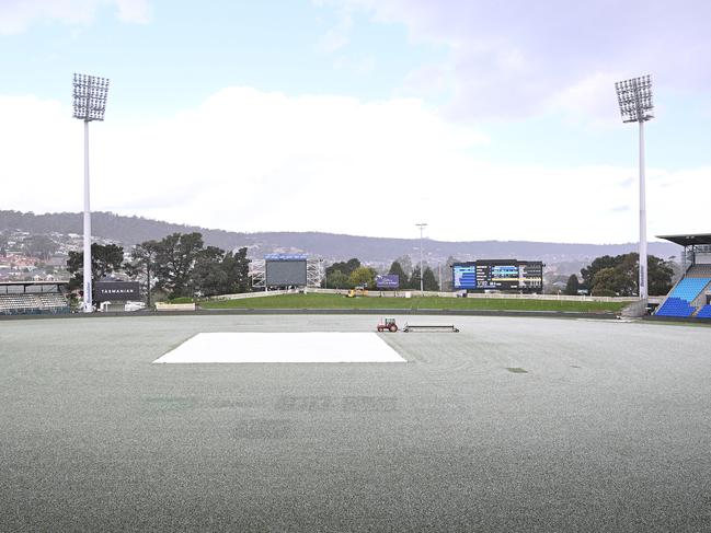 HOBART, AUSTRALIA - NOVEMBER 01: General view of the stadium after second storm blankets ground in hail stones during the Sheffield Shield match between Tasmania and Victoria at Blundstone Arena, on November 01, 2022, in Hobart, Australia. (Photo by Steve Bell/Getty Images)