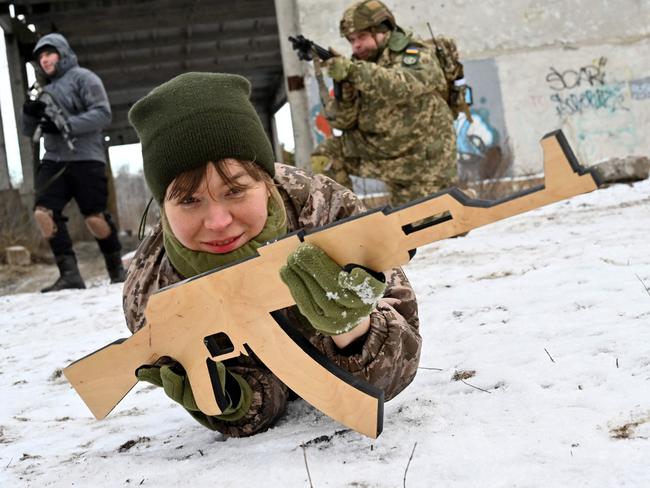 Ukrainian Territorial Defense Forces, the military reserve of the Ukrainian Armes Forces, take part in a military exercise near Kiev on December 25, 2021. - The trainees are part of reservist battalions set-up to protect a district in Kiev in the event of an attack on Ukraine's largest city. Dozens of civilians have been joining Ukraine's army reserves in recent months, as fears have mounted that Russia, which Kiev says has massed around 100,000 troops on its side of the border, is plotting to launch a large-scale attack. (Photo by Sergei SUPINSKY / AFP)