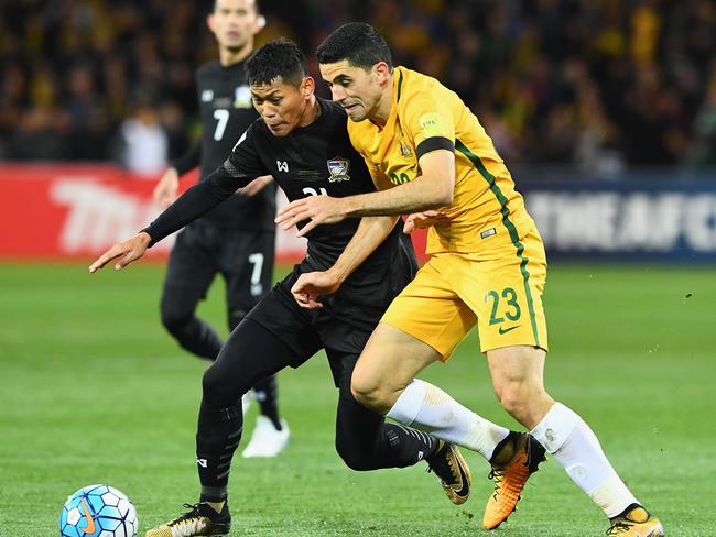 MELBOURNE, AUSTRALIA - SEPTEMBER 05:  Pokklaw A-Nan of Thailand and Tomas Rogic of Australia compete for the ball during the 2018 FIFA World Cup Qualifier match between the Australian Socceroos and Thailand at AAMI Park on September 5, 2017 in Melbourne, Australia.  (Photo by Quinn Rooney/Getty Images)