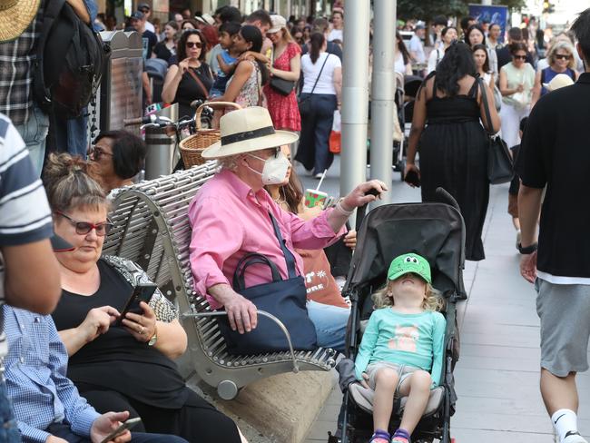 MELBOURNE, AUSTRALIA - NewsWire Photos, DECEMBER 3, 2022. A crowded Bourke street mall in Melbourne as COVID numbers continue to rise. Picture: NCA NewsWire / David Crosling