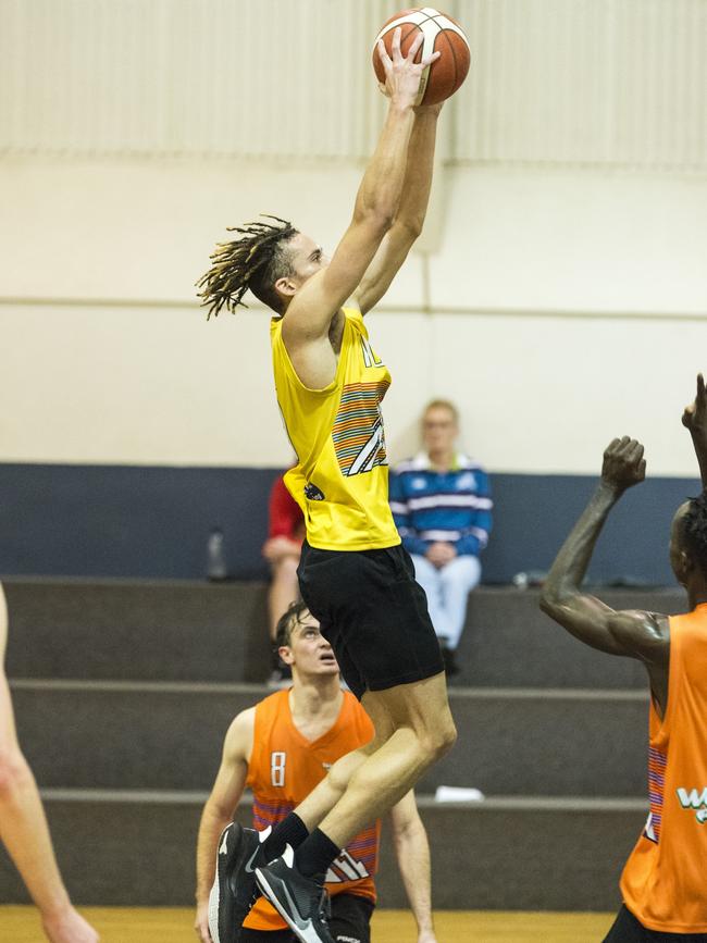 Bailey Nwanevu gets a slam dunk for Southern Cross Bricklaying Eels. Picture: Kevin Farmer