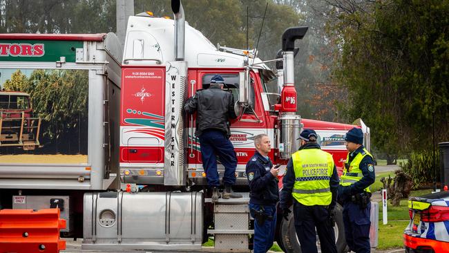 NSW police check drivers at the Koondrook-Barham border crossing. Picture: Jake Nowakowski