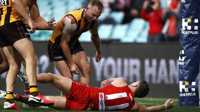 Hawthorn’s Tom Mitchell, top, and Sydney’s Tom Papley clash at the SCG