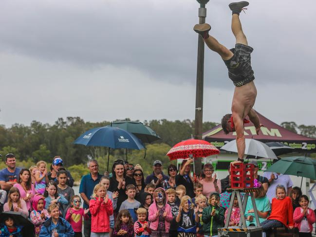 Crowds brave rain to enjoy one of the more than 300 performers on the program at the 2017 Buskers By The Creek Festival. Picture: Supplied.