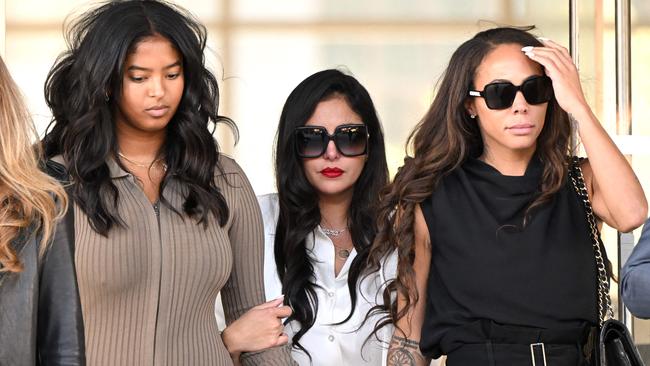 Vanessa Bryant (2R), wife of the late Los Angeles Lakers basketball player Kobe Bryant, her daughter Natalia Bryant (2L), and close friend Sydney Leroux (R) depart the court house in Los Angeles, California, on August 24, 2022, after a verdict was reached in Bryant's federal negligence lawsuit against Los Angeles County. - A jury ordered Los Angeles County to pay $31 million in damages Wednesday over graphic photos taken by sheriff's deputies and firefighters of the helicopter crash that killed basketball star Kobe Bryant. (Photo by Patrick T. FALLON / AFP)