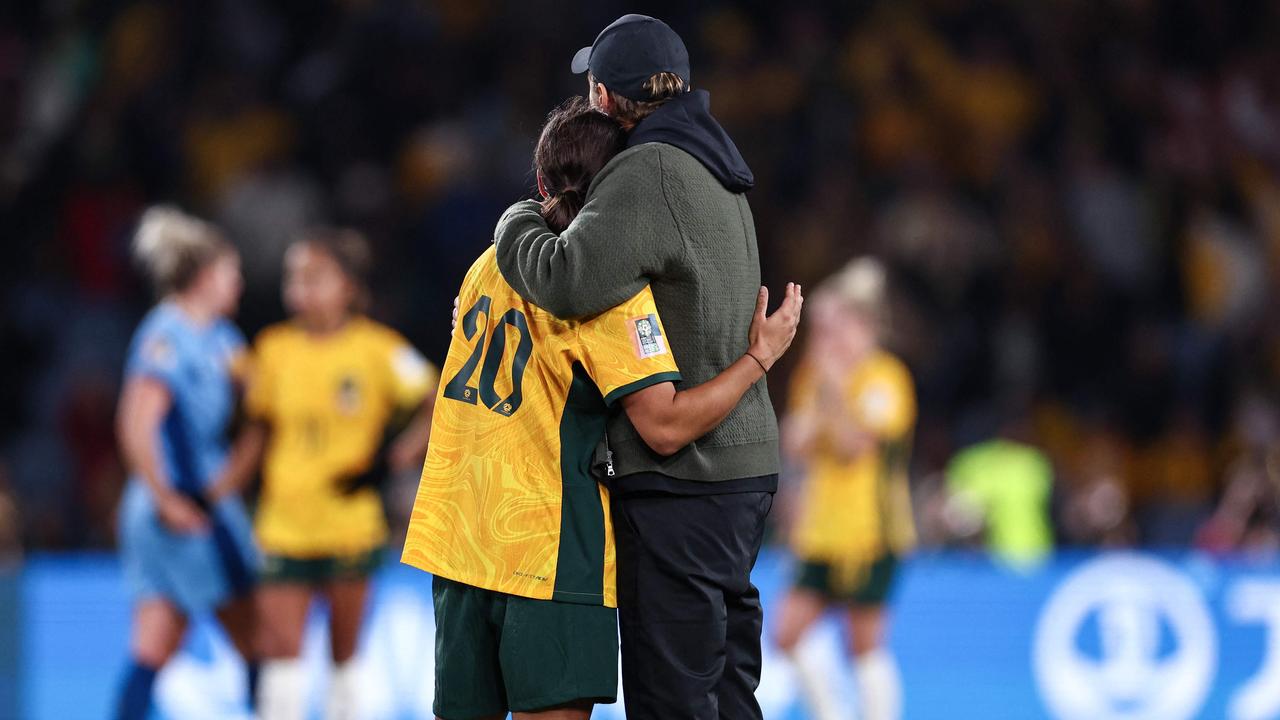 Australia's coach Tony Gustavsson embraces Sam Kerr. (Photo by FRANCK FIFE / AFP)