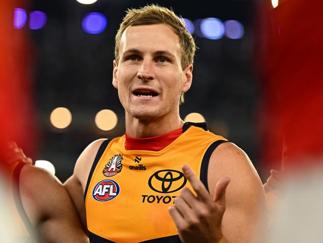 PERTH, AUSTRALIA - APRIL 25: Jordan Dawson of the Crows leads the team huddle during the 2025 AFL Round 07 match between the Fremantle Dockers and the Adelaide Crows at Optus Stadium on April 25, 2025 in Perth, Australia. (Photo by Daniel Carson/AFL Photos via Getty Images)