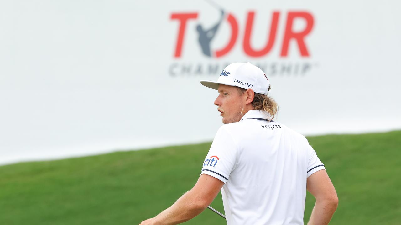 ATLANTA, GEORGIA – AUGUST 25: Cameron Smith of Australia looks on over the 18th green during the first round of the TOUR Championship at East Lake Golf Club on August 25, 2022 in Atlanta, Georgia. Kevin C. Cox/Getty Images/AFP == FOR NEWSPAPERS, INTERNET, TELCOS &amp; TELEVISION USE ONLY ==