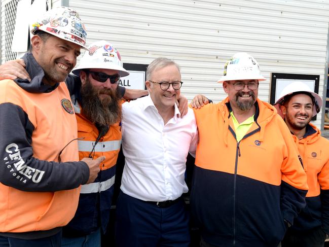 MELBOURNE, AUSTRALIA - NewsWire Photos May 09, 2024: Prime Minister Anthony Albanese meets workers at the North East link construction site at Watsonia. Picture: NCA NewsWire / Andrew Henshaw