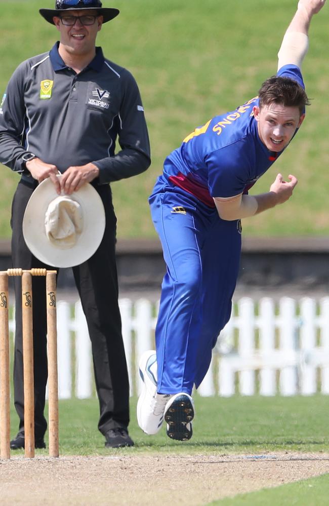 Brodie Symons bowling for Frankston Peninsula.