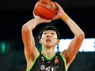 MELBOURNE, AUSTRALIA - DECEMBER 04: Zhou Qi of the Phoenix shoots a free throw during the round one NBL match between South East Melbourne Phoenix and New Zealand Breakers at John Cain Arena on December 04, 2021, in Melbourne, [COUNTRY}. (Photo by Daniel Pockett/Getty Images)