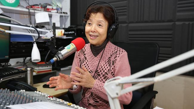 Chen Li presents her Woman Morning Radio Show on 2CR China Radio Network in Ultimo