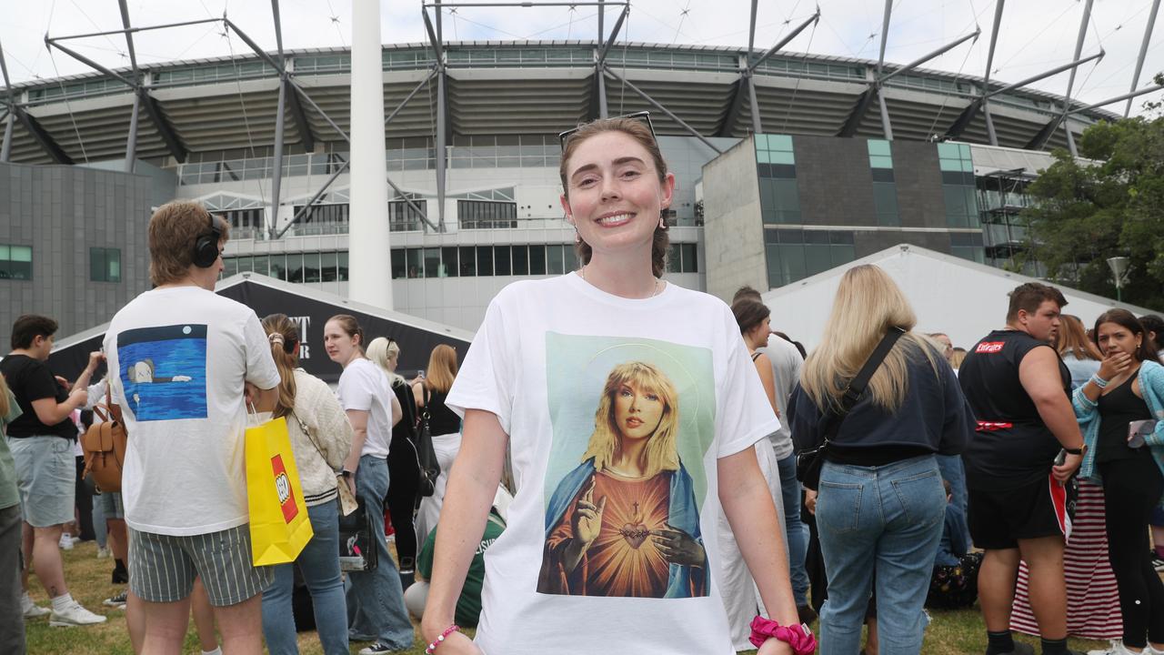 Fans line up to buy Taylor Swift merchandise ahead of her concert at the MCG. Picture by David Crosling.