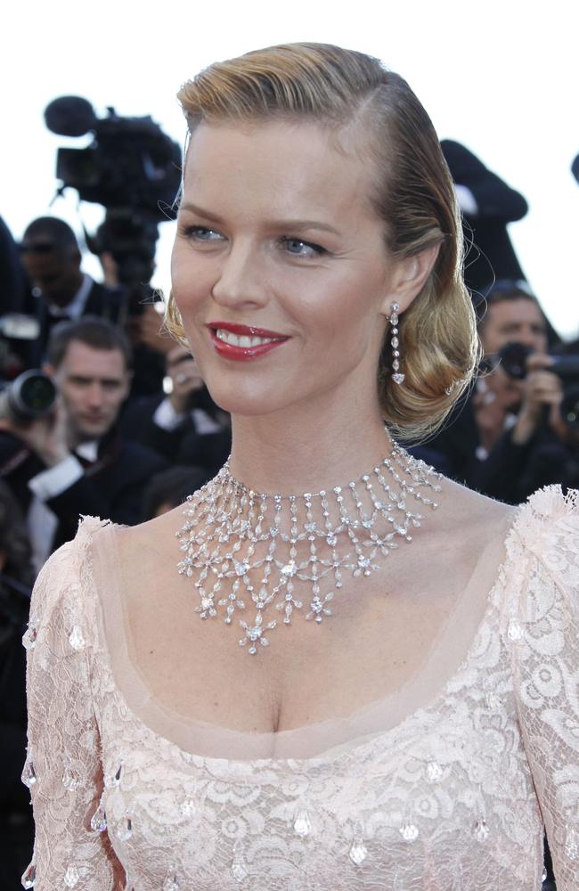 Eva Herzigova wearinga dazzlingsnowflake inspired necklace in 2004