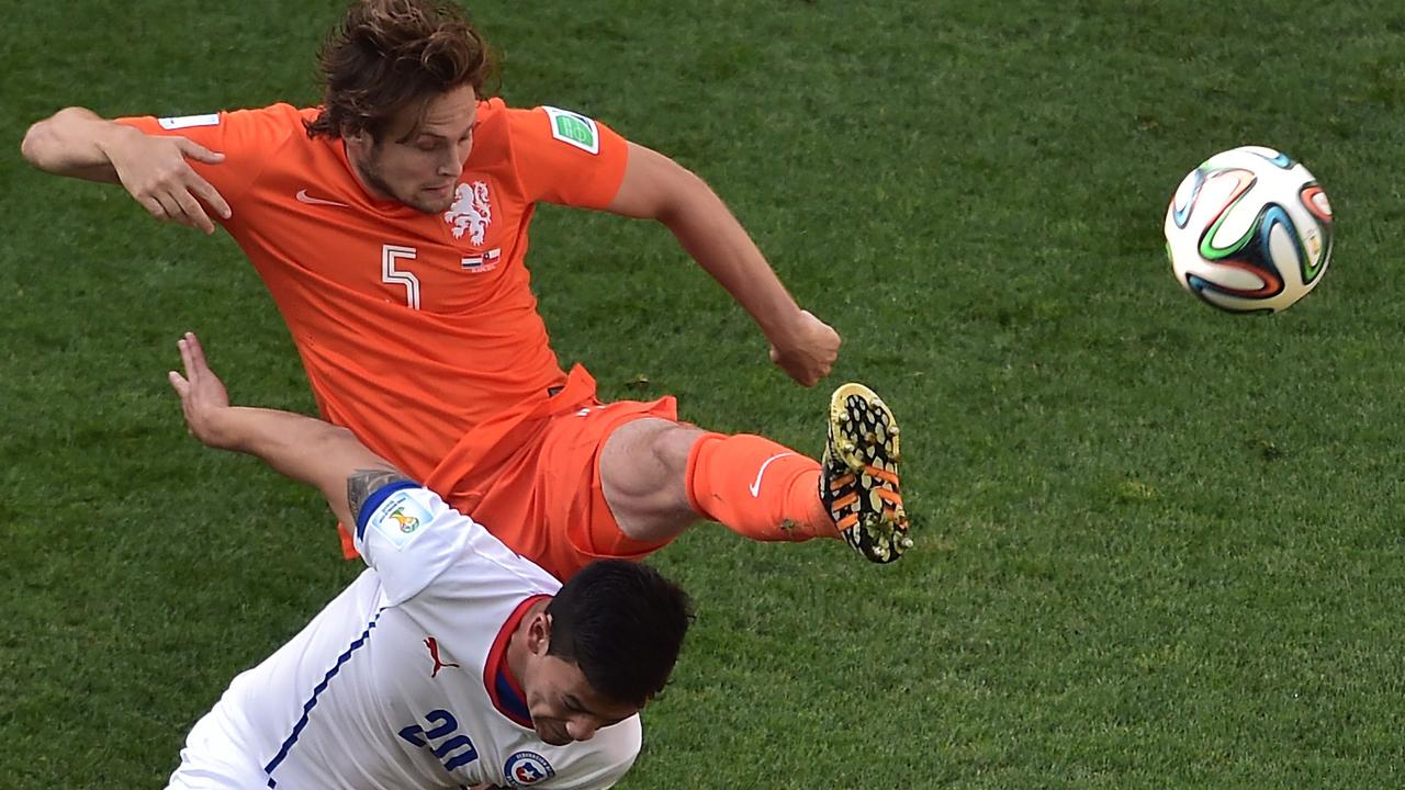 Netherlands' defender Daley Blind (top) vies with Chile's midfielder Charles Aranguiz during a Group B football match between Netherlands and Chile at the Corinthians Arena in Sao Paulo during the 2014 FIFA World Cup on June 23, 2014. AFP PHOTO/ GABRIEL BOUYS