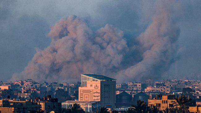 Smoke billows from an Israeli bombardment over Khan Yunis in the southern Gaza Strip on Saturday. Picture: AFP)