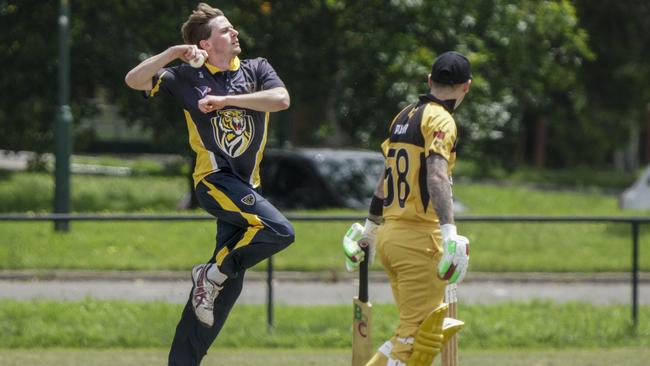 Lachlan Fitzpatrick bowling for Balwyn. Picture: Valeriu Campan