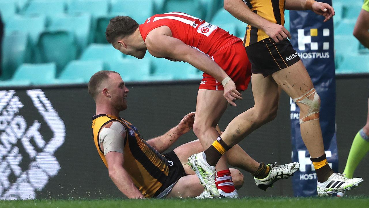 Sydney's Tom Papley got in the face of Hawthorn’s Tom Mitchell after copping a sledge just before he kicked a goal. Photo: Phil Hillyard