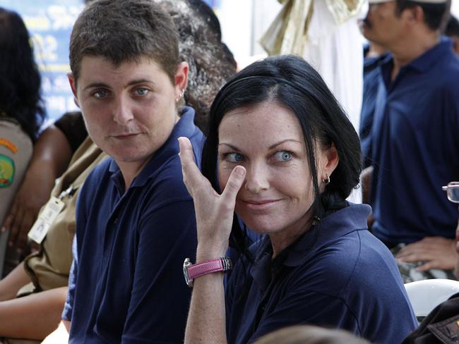 Renae Lawrence (L) and Schapelle Corby during the farewell party of the Head of Kerobokan Jail, Tuesday, April 22, 2008.