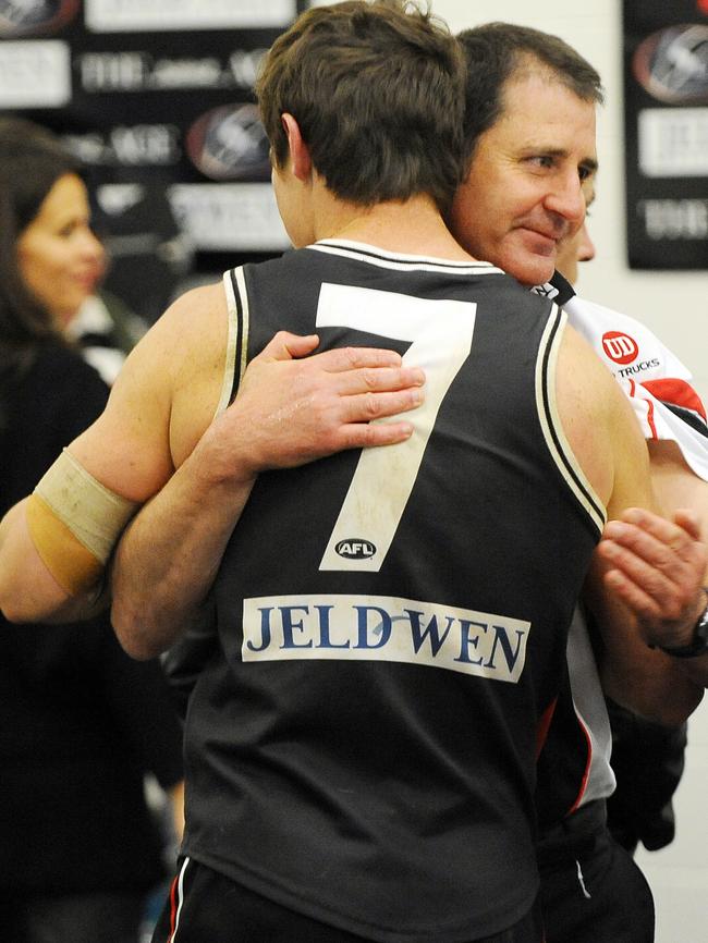 Lenny Hayes and Ross Lyon after the 2009 Grand Final.