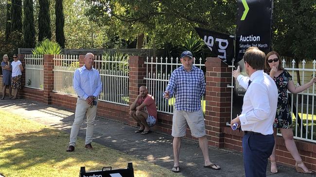 Geelong buyers advocate Tony Slack competes with another buyer for a house in Little Ave, Hamlyn Heights.