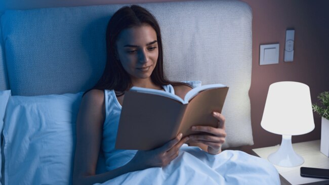 Experts warn against resting wet hair on your headboard. Image: iStock