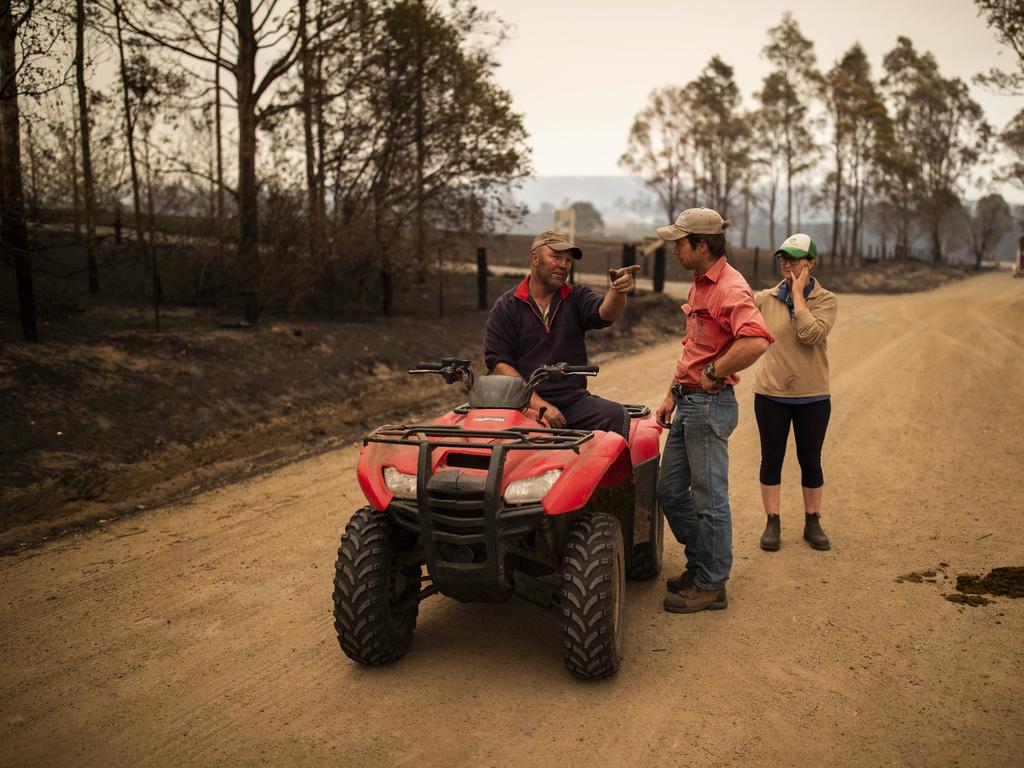 Steve Shipton (left) talks to a local vet in Coolagolite, NSW. Picture: AAP