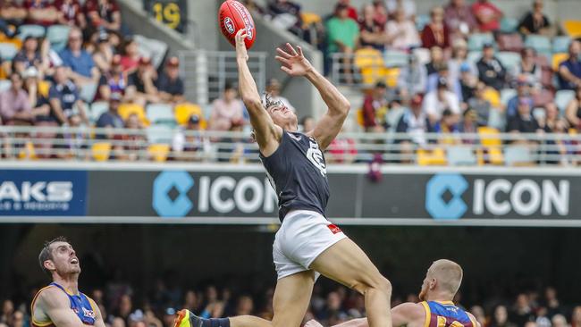 Charlie Curnow attempts to mark against Brisbane.